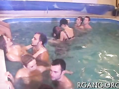 Лесбиянки занялись оральным сексом у бассейна